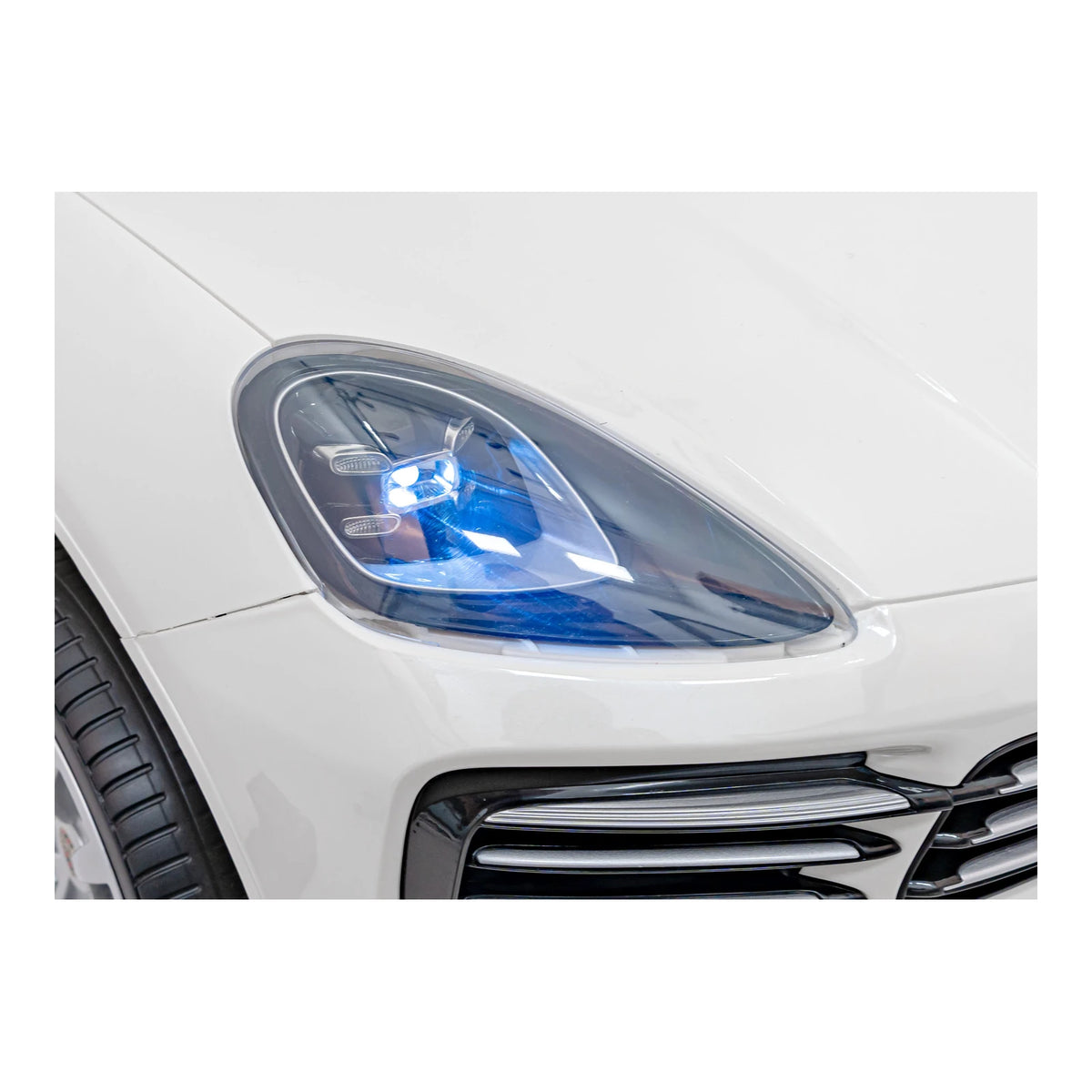 Otroški avto na akumulator Porsche Cayenne S 12 V – lakirana bela – Bela (lakirana)