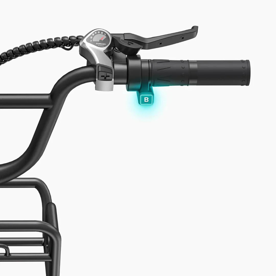 Izdelek je električno kolo znamke Engwe, model L20 Boost. Na sliki je prikazan del krmila, kjer so vidni ročaj za plin, prestavna ročica Shimano ter gumb označen z "B", ki verjetno služi za aktivacijo dodatne moči. Krmilni del je zasnovan za udobno in enostavno upravljanje kolesa.