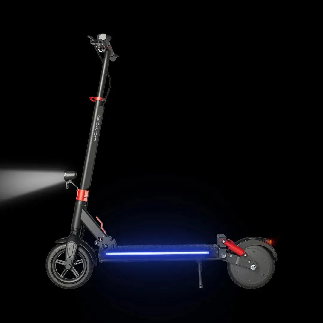Izdelek je električni skiro znamke Joyor, model G5. Na sliki je prikazan skiro s črnim okvirjem, ki ima na sprednjem delu vgrajeno svetilko. Opremljen je z LED osvetlitvijo na platformi, kar povečuje vidnost, ter ima velike kolesa, kar omogoča udobno vožnjo. Skuter je postavljen na črni ozadju, kar poudarja njegov sodoben dizajn.