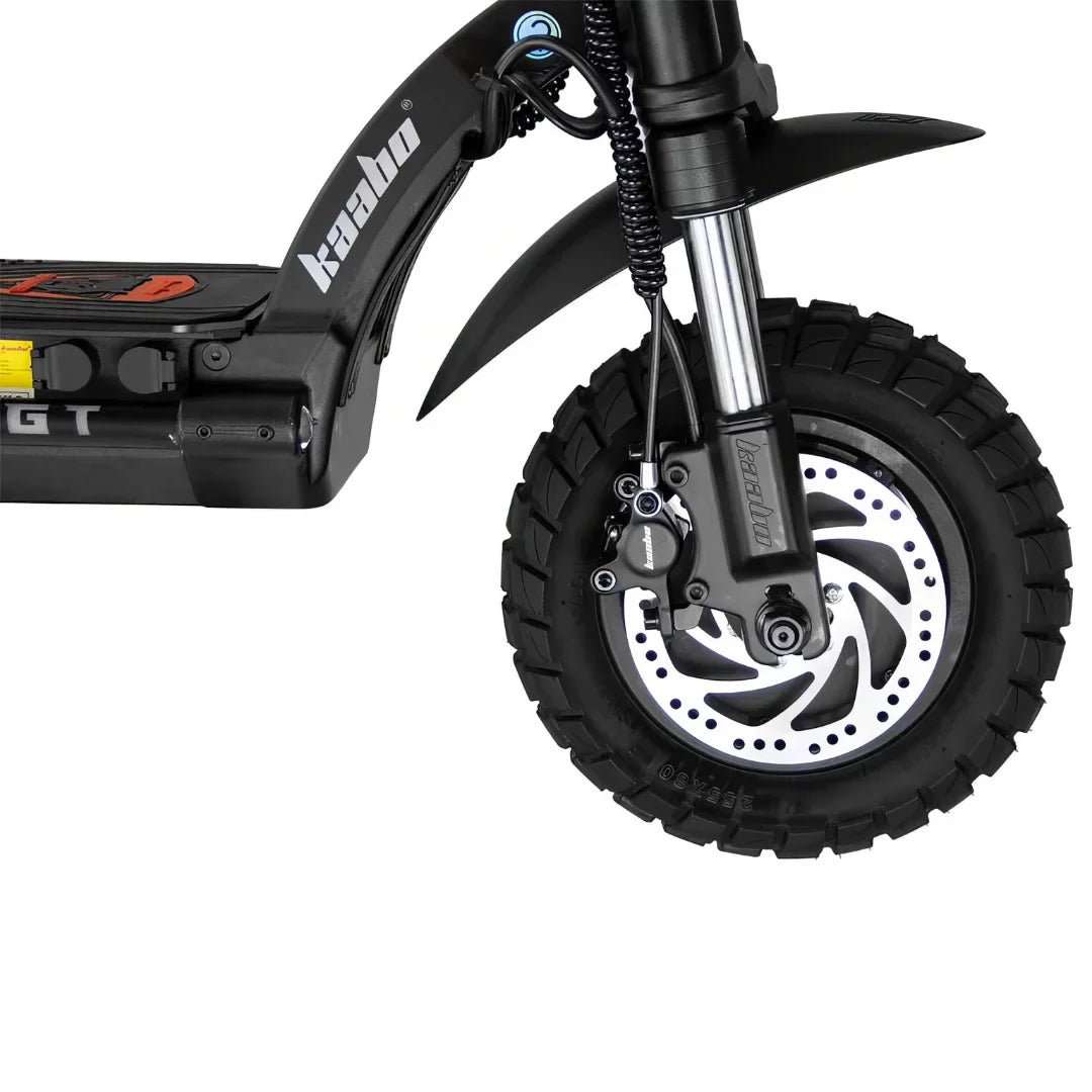 Na sliki je prikazan električni skiro znamke Kaabo, model Wolf Warrior X GT. Vidna je sprednja kolesa s široko pnevmatiko, kar omogoča boljšo stabilnost in oprijem na različnih terenih. Poleg tega je na sliki tudi del okvirja skiroja ter sistem vzmetenja, kar prispeva k udobni vožnji.