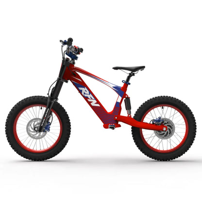 Izdelek je električno kolo, znamke RTN, model Apollo Evo Racing 18. Na sliki je vidno kolo z robustnim okvirjem v rdeči in modri barvi, širokimi pnevmatikami, kar kaže na njegovo primernost za terensko vožnjo. Kolo ima tudi sprednje vzmetenje in športno oblikovan sedež, kar dodatno izboljšuje udobje in stabilnost med vožnjo.