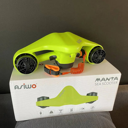 The product in the image is an electric underwater scooter, model Manta, by Asiwo. The image shows a bright green device with two propellers, designed for fun underwater swimming. The scooter is placed on a box containing additional product information.