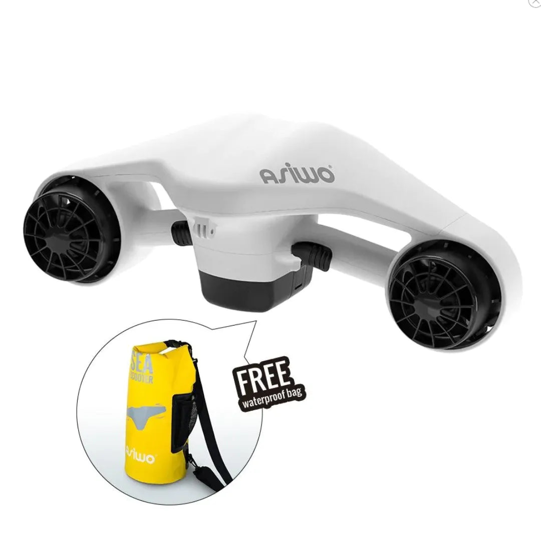 The product is an Electric Water Scooter from the brand Asiwo, model Manta. The image shows the scooter in white with two propellers on the sides, allowing for underwater movement. Next to the product, a yellow waterproof bag is visible, included as a free accessory.