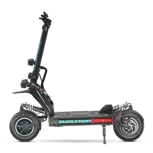 Izdelek na sliki je električni skiro, model Dualtron X Limited. Na sliki je prikazan skiro v profilnem pogledu, ki ima robustno konstrukcijo, široko platformo za stojanje ter velike pnevmatike. Opremljen je z močnimi amortizerji in različnimi kontrolnimi gumbi na ročaju, kar nakazuje na visoko zmogljivost in udobje pri vožnji. Zasnova je moderna in športna, kar pritegne pozornost.