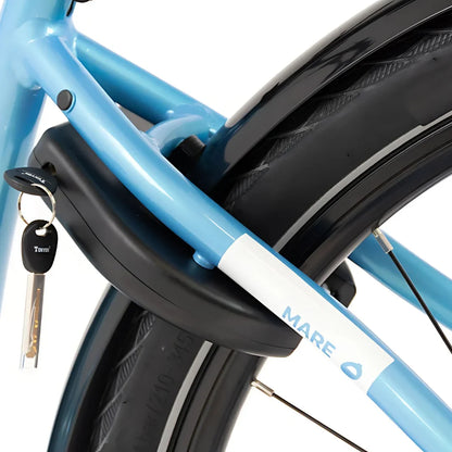 The product in the image is an electric bike, model Econo Mare City EEC4LK. The image shows the blue frame tube of the bike, which includes a lock and part of the battery, indicating an electric system. The bike has wide tires, which is characteristic of city bikes designed for comfortable riding in urban areas. The brand of the bike is Mare.