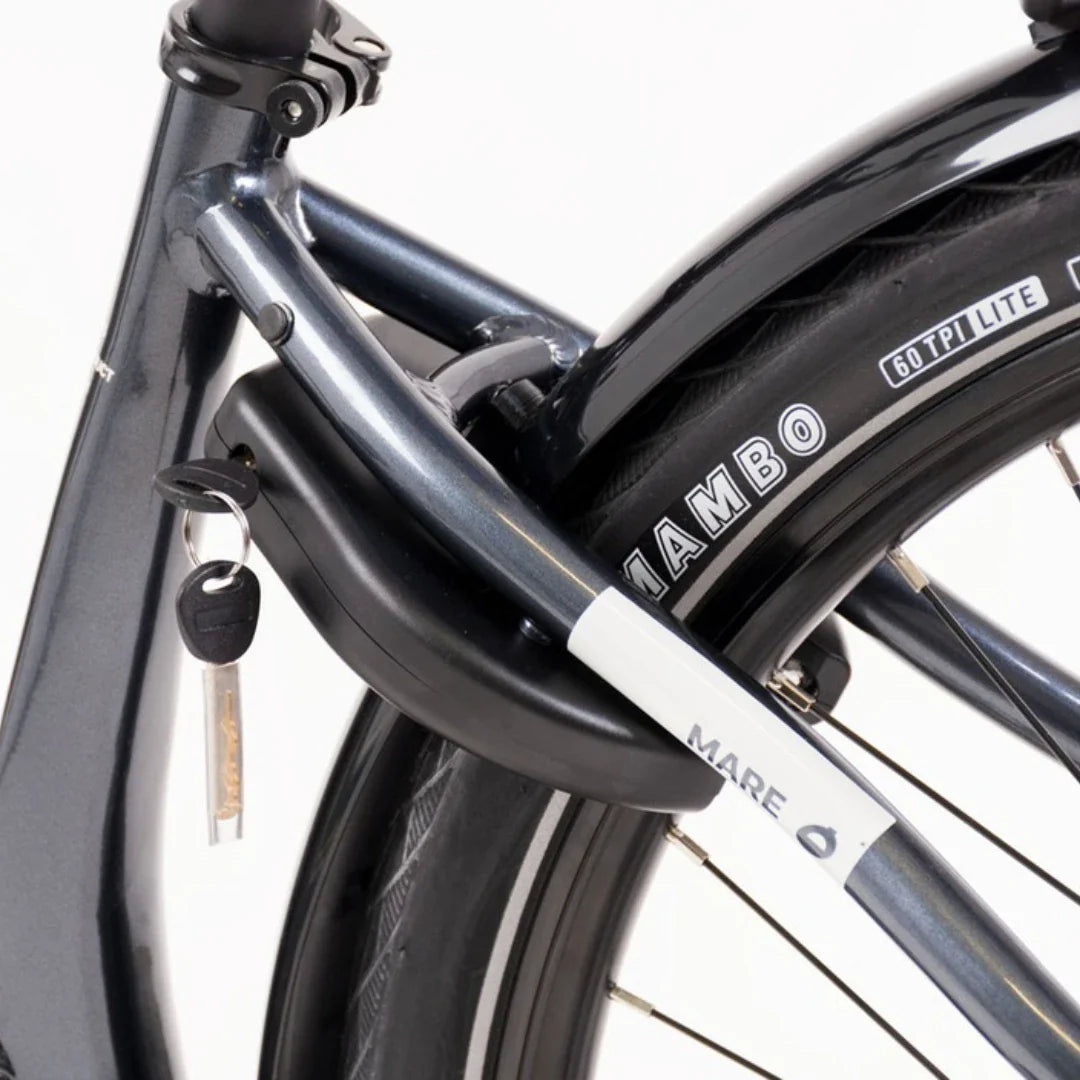 The product is an electric bike, brand Mare, model Econo Mare City. The image shows the bike's structure, which includes a dark blue frame and a lock attached to the frame. A tire labeled "Mambo" is also visible, indicating quality tires. The bike has a modern design, making it suitable for city riding.