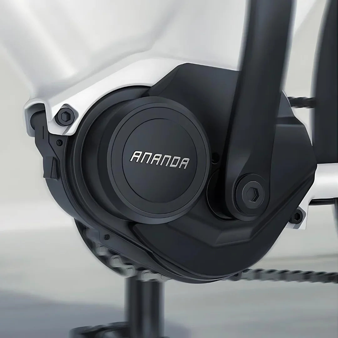 The product is an Electric bike, model Engwe P275 ST. The image shows a part of the motor bearing the "ANANDA" label. The structure of the bike's frame and a portion of the chain are also visible, indicating a robust design suitable for electric riding.