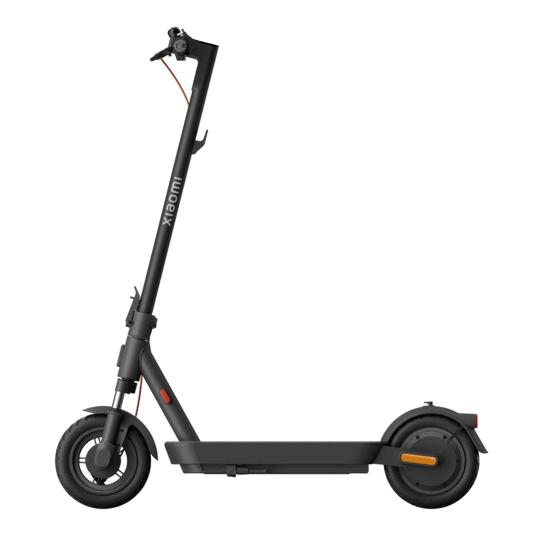 Na sliki je električni skiro znamke Xiaomi, model "Xiaomi 5". Izdelek ima minimalistično obliko v črni barvi, s široko platformo za stojanje in dvema kolesoma. Na sprednjem delu je vidna ročica za krmiljenje ter zavorni mehanizem. Skuter je zasnovan za enostavno vožnjo po mestnih ulicah.