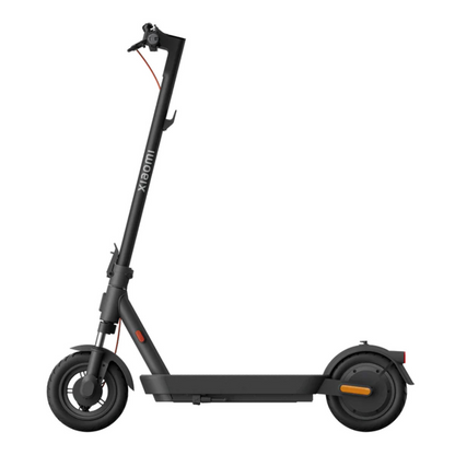 Na sliki je električni skiro znamke Xiaomi, model "Xiaomi 5". Izdelek ima minimalistično obliko v črni barvi, s široko platformo za stojanje in dvema kolesoma. Na sprednjem delu je vidna ročica za krmiljenje ter zavorni mehanizem. Skuter je zasnovan za enostavno vožnjo po mestnih ulicah.