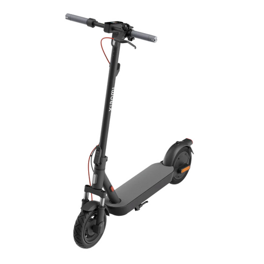 Izdelek je električni skiro, znamke Xiaomi, model pa je Xiaomi 5. Na sliki je prikazan skiro v črni barvi, z ergonomskimi ročaji in široko platformo za stojanje. Vidne so tudi kolesa, sprednje vzmetenje ter elementi za krmiljenje, kar nakazuje na moderno in praktično zasnovo.