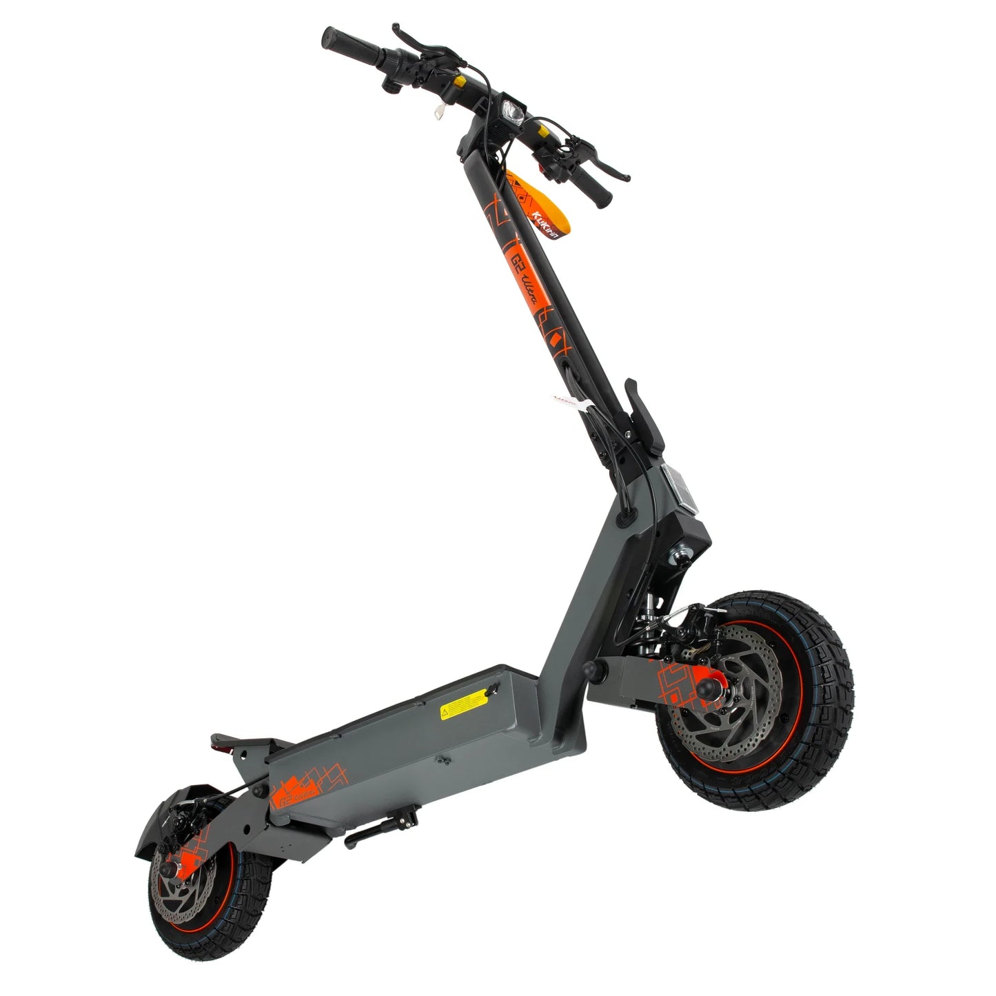Izdelek na sliki je električni skiro znamke Kukirin, model G2 Ultra. Na sliki je prikazan skiro v temno sivi barvi z oranžnimi detajli. Ima široka kolesa z grobim profilom, kar omogoča boljšo stabilnost in oprijem. Vidni so tudi krmili in lučka na sprednjem delu, kar nakazuje na funkcionalnost in uporabnost v različnih pogojih vožnje.