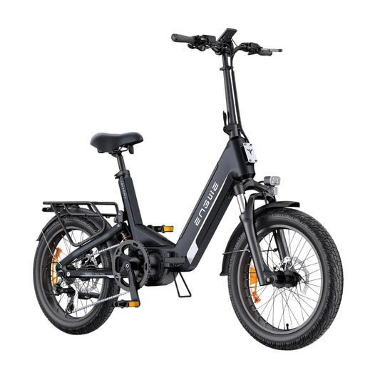 Izdelek na sliki je električno kolo znamke Engwe, model L20 3.0 Pro. Na sliki je vidno kompaktno električno kolo s kratkimi kolesi, udobnim sedežem in ergonomskimi krmili. Kolo ima tudi nosilec za prtljago na zadnjem delu ter sprednje luči, kar nakazuje na njegovo uporabnost v mestnem okolju. Celotna zasnova je moderna in praktična za vsakodnevno vožnjo.
