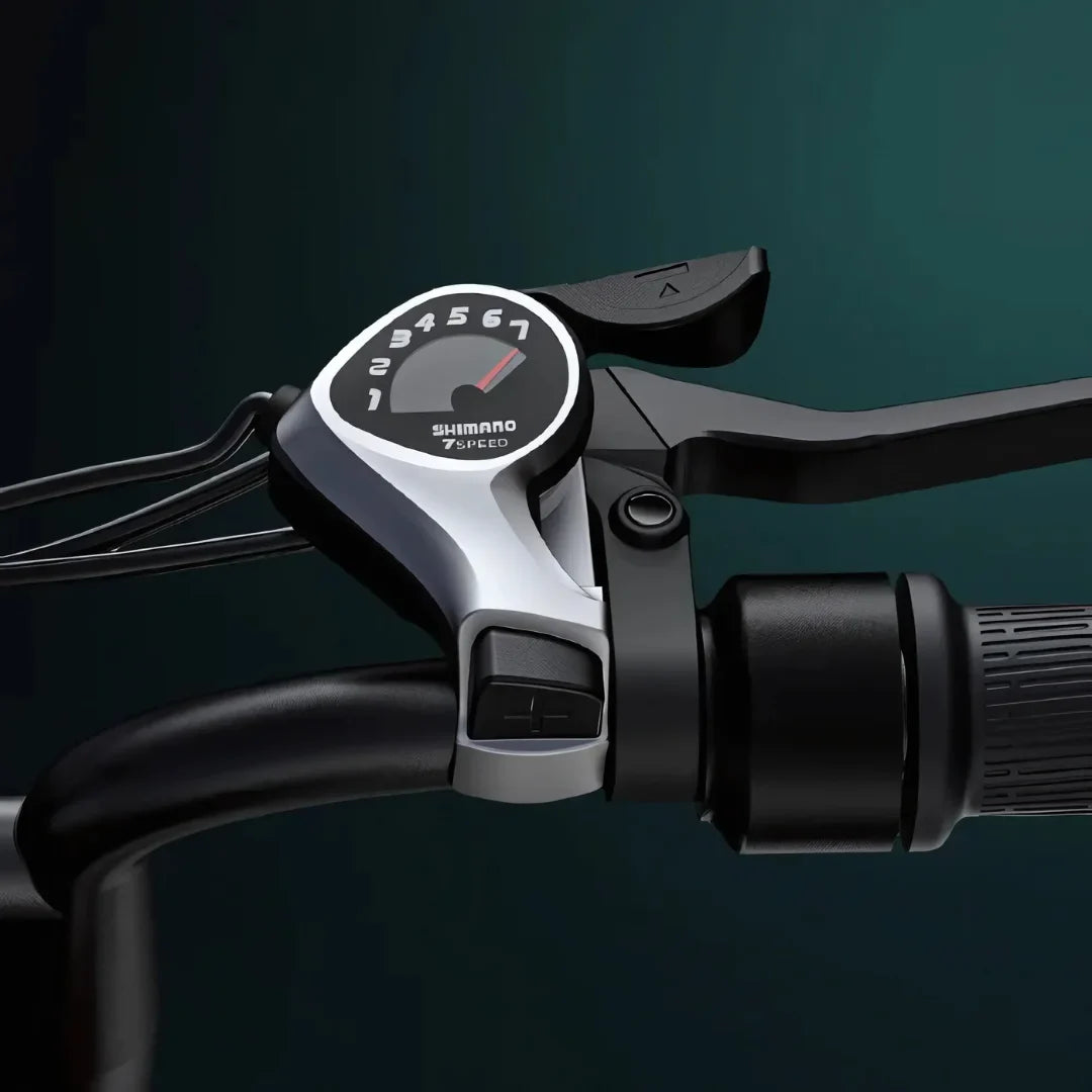 Izdelek na sliki je električno kolo, model Engwe M20. Na sliki je prikazan del krmila, kjer je nameščen menjalnik Shimano s prikazovalnikom hitrosti. Vidna sta tudi ročica za zaviranje in gumb za prestavljanje, kar nakazuje na funkcionalnost in udobje pri vožnji. Celoten dizajn je sodoben in ergonomski.