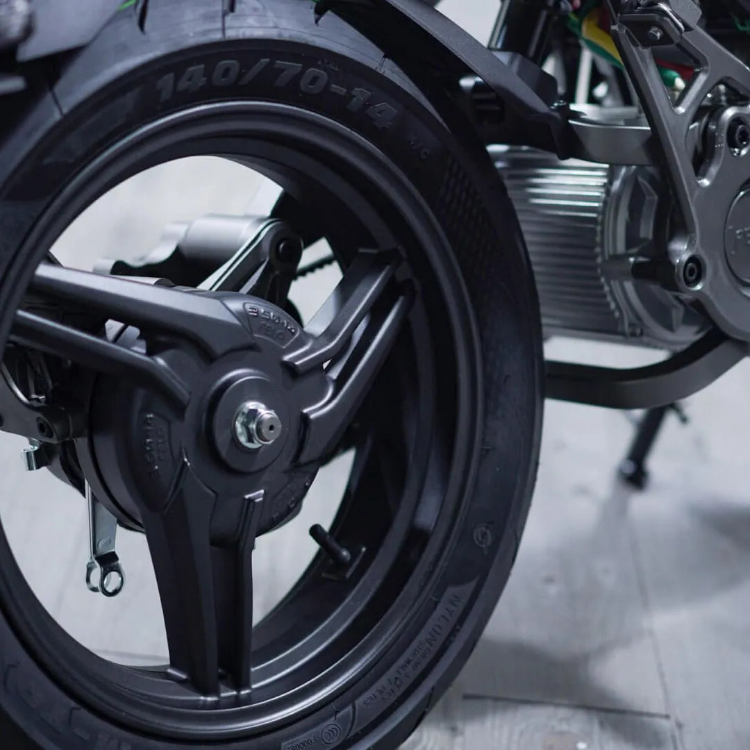 Close-up shot of the Felo Fw 06 electric scooter wheel, showcasing its sleek design.