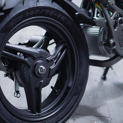 Close-up shot of the Felo Fw 06 electric scooter wheel, showcasing its sleek design.