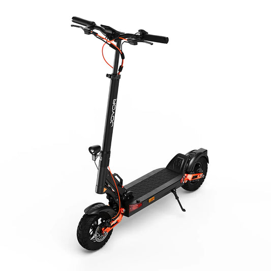Na sliki je električni skiro znamke Joyor, model T6. Izdelek ima črno zasnovo s svetlo oranžnimi detajli. Vidne so široke pnevmatike, kar nakazuje na dobro stabilnost in udobje pri vožnji. Krmilo je opremljeno z ročicami za zaviranje in drugimi kontrolami, kar omogoča enostavno upravljanje. Skiro je zasnovan za urbano vožnjo in nudi praktično rešitev za prevoz.