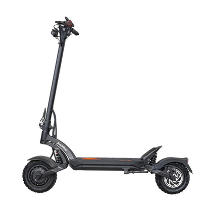 Izdelek na sliki je električni skiro, znamke Kaabo, model Mantis X Plus. Na sliki je prikazan skiro v črni barvi, ki ima robustno konstrukcijo, široko platformo za stojanje in velike pnevmatike, kar nakazuje na dobro stabilnost in udobje pri vožnji. Vidni so tudi krmilo z različnimi kontrolami ter vzmetenje na zadnjem delu skiroja.