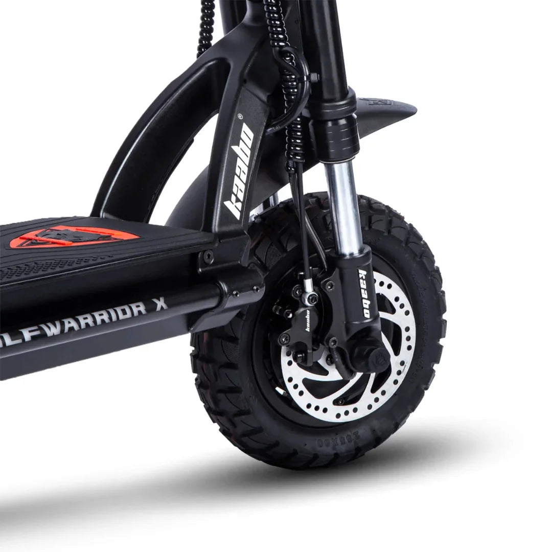 Izdelek na sliki je električni skiro, model Kaabo Wolf Warrior X Plus. Na sliki je prikazan sprednji del skiroja, ki vključuje robustno pnevmatiko z vzorcem za boljšo oprijemljivost in disk zavore. Vidna je tudi vzmetna vilica, kar nakazuje na dobro absorpcijo udarcev, ter platforma za stojišče z logotipom. Celoten dizajn je športen in namenjen vožnji po različnih terenih.
