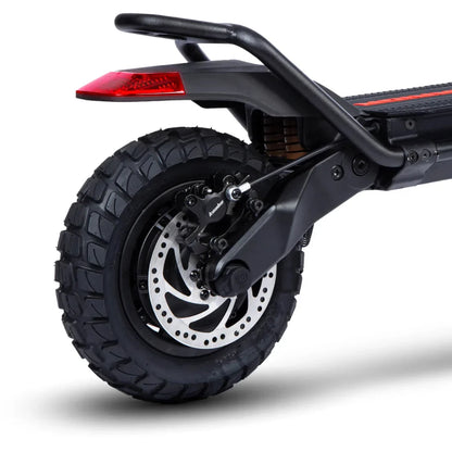 Izdelek je električni skiro, znamke Kaabo, model Wolf Warrior X Plus. Na sliki je prikazan zadnji del skiroja, kjer so vidni veliki terenski pnevmatiki, disk zavora in del vzmetenja. Opremljen je z robustno konstrukcijo, kar nakazuje na primernost za vožnjo po različnih terenih.