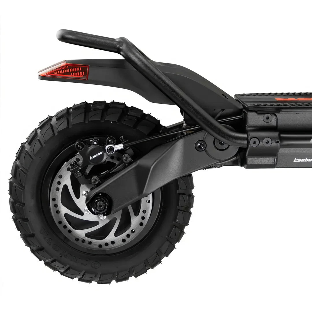 Izdelek je električni skiro, znamke Kaabo, model Wolf Warrior X GT. Na sliki je prikazan zadnji del skiroja, ki vključuje robustno gumo z globokim profilom, disk zavore in del okvirja. Vidna je tudi zadnja luč, kar nakazuje na funkcionalnost in varnost pri vožnji.