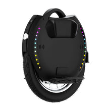 Izdelek je električni unicycle, znamke Kingsong, model 18XL. Na sliki je prikazana črna enokolesna naprava z LED lučkami ob robu, ki dajejo barvne učinke. Vidna je tudi široka pnevmatika in nosilec za stopala, kar omogoča udobno vožnjo. Na zadnji strani naprave je ročaj za prenašanje.