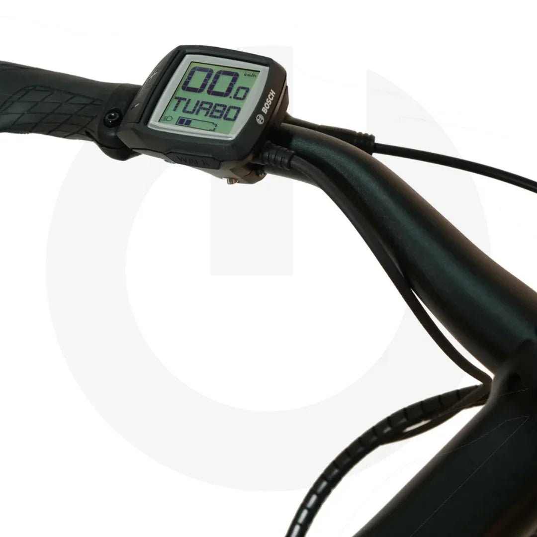 The product in the picture is an electric bike from the brand Malaguti, model Bolonina. The image shows part of the handlebars, where a digital display is mounted, showing speed and riding mode (Turbo). The display is designed for easy use and allows monitoring of key information while riding.