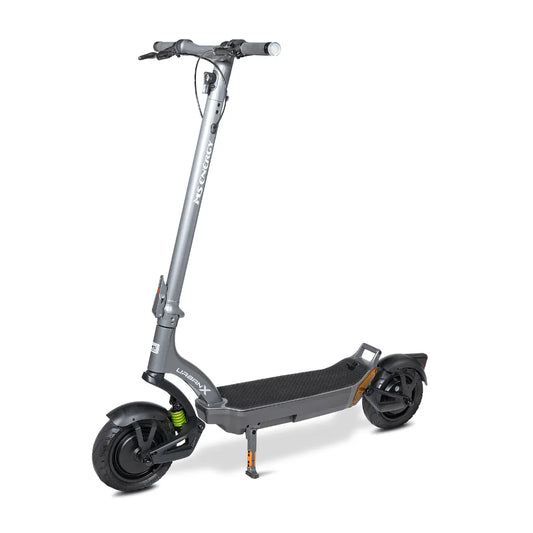 Izdelek je električni skiro, znamke MS Energy, model Urban X. Na sliki je prikazan skiro v sivi barvi, z ergonomskimi ročaji in širokim stopalom. Ima robustne pnevmatike in sistem za zavoro, kar zagotavlja stabilnost in varnost med vožnjo. Na sprednjem delu je vidna tudi lučka, kar omogoča vožnjo v slabših svetlobnih pogojih.