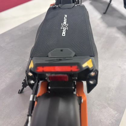 Izdelek na sliki je električni skiro, model MS Energy Flare X Pro. Na sliki je vidna zadnja stran skiroja, kjer so označeni logotip in svetlobni elementi. Skuter ima robustno zasnovo z gumijastim oprijemom na platformi ter značilno barvno kombinacijo, ki vključuje črno in oranžno.
