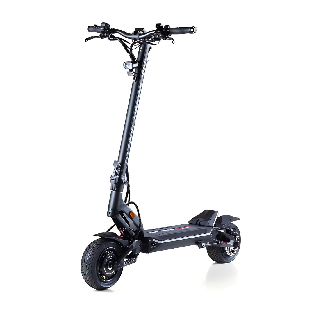 Izdelek je električni skiro, znamke Teverun, model Fighter Mini Pro 2025. Na sliki je vidna moderna zasnova skiroja s črno barvo, širokimi pnevmatikami in ergonomičnimi ročaji. Ima tudi svetilko na sprednjem delu ter robustno konstrukcijo, kar nakazuje na njegovo zmogljivost in stabilnost pri vožnji.