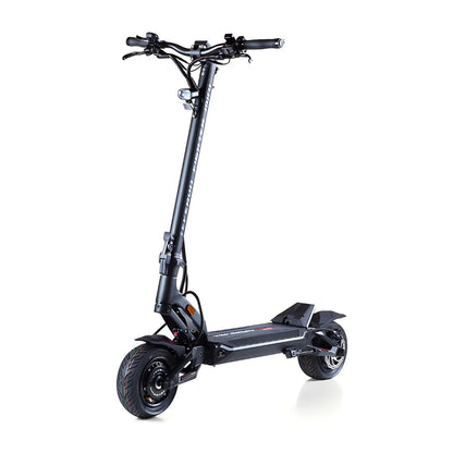 Izdelek je električni skiro, znamke Teverun, model Fighter Mini Pro 2025. Na sliki je vidna moderna zasnova skiroja s črno barvo, širokimi pnevmatikami in ergonomičnimi ročaji. Ima tudi svetilko na sprednjem delu ter robustno konstrukcijo, kar nakazuje na njegovo zmogljivost in stabilnost pri vožnji.