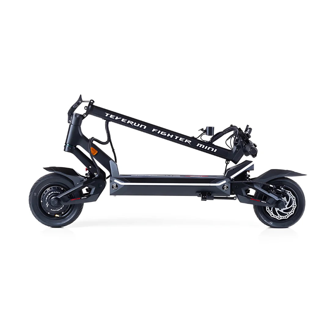 Izdelek na sliki je električni skiro, model Teverun Fighter Mini Pro 2025. Na sliki je prikazan skiro v črni barvi, s poudarjenimi detajli in robustno konstrukcijo. Ima široko platformo za stoječe vožnje ter večje kolesa, kar zagotavlja stabilnost in udobje pri vožnji. Na sprednjem delu so vidne luči in kabli, kar nakazuje na napreden sistem osvetlitve in električne komponente.