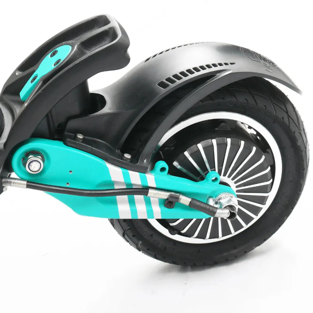 Izdelek na sliki je električni skiro znamke Vsett, model 9. Vidna je zadnja kolesna enota, ki vključuje motor in pnevmatiko. Kolesna obloga je črno-bela, medtem ko je del okvirja v svetlo modri barvi z belimi črtami. Na sliki so tudi detajli, kot so kabli in elementi za pritrditev, kar kaže na robustno konstrukcijo skiroja.
