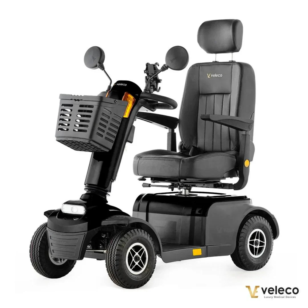 Izdelek je električni skuter, specifično model Veleco Looper. Na sliki je prikazan skuter s prostorno in udobno sedežno enoto, ki ima naslonjalo za glavo ter naslone za roke. Spredaj je košara za shranjevanje, kar omogoča praktičnost pri uporabi. Skuter ima tudi široke pnevmatike, kar zagotavlja stabilnost in udobno vožnjo.