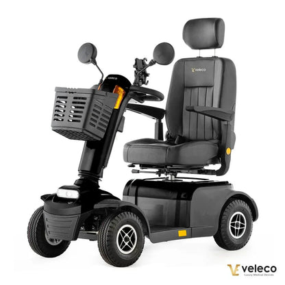 Izdelek je električni skuter, specifično model Veleco Looper. Na sliki je prikazan skuter s prostorno in udobno sedežno enoto, ki ima naslonjalo za glavo ter naslone za roke. Spredaj je košara za shranjevanje, kar omogoča praktičnost pri uporabi. Skuter ima tudi široke pnevmatike, kar zagotavlja stabilnost in udobno vožnjo.