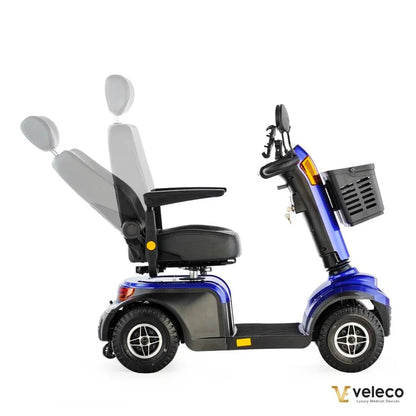 Izdelek je električni skuter, model Veleco Looper. Na sliki je prikazan skuter s sedežem, ki se lahko nagiba, kar omogoča udobno vožnjo. Barva skuterja je modra, opremljen je z naslonjalom in ročaji za udobje uporabnika, ter ima tudi košarico za shranjevanje.