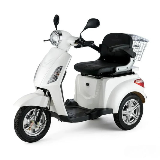Izdelek je električni mobilni voziček, model Veleco ZT15. Na sliki je prikazan voziček bele barve s širokim sedežem in ročaji. Ima tri kolesa, kar zagotavlja stabilnost, ter sprednje luči in ogledala. Na zadnjem delu se nahaja košara za shranjevanje, kar omogoča praktičnost pri uporabi. Voziček je zasnovan za udobno vožnjo in enostavno upravljanje.