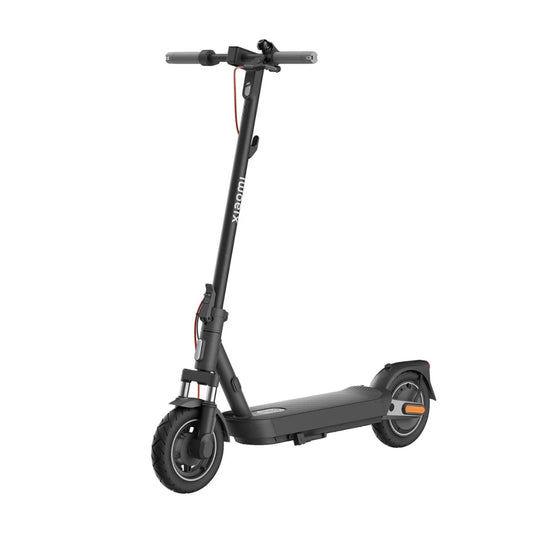 Izdelek na sliki je električni skiro, znamke Xiaomi, model 5 Pro. Na sliki je prikazan skiro v črni barvi, z ergonomskim ročajem in široko platformo za stojo. Ima robustne pnevmatike, kar omogoča boljšo stabilnost in udobje med vožnjo.