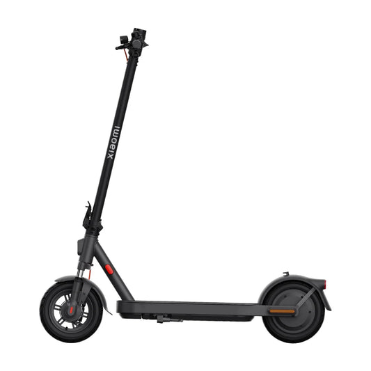 Na sliki je električni skiro znamke Xiaomi, model Elite. Izdelek je v črni barvi in ima minimalistično obliko. Vidna sta sprednja in zadnja kolesa, skupaj z nosilno platformo in krmilno palico, ki je opremljena z ročajem in zavornim sistemom.