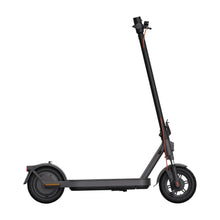 Izdelek je električni skiro, znamke Xiaomi, model Elite. Na sliki je prikazan skiro v profilu, ki ima minimalistično zasnovo, črno barvo in rdeče detajle. Vidni so široki gumijasti kolesi, dolga platforma za stojišče ter upravljalna ročica z gumbom in zavoro.
