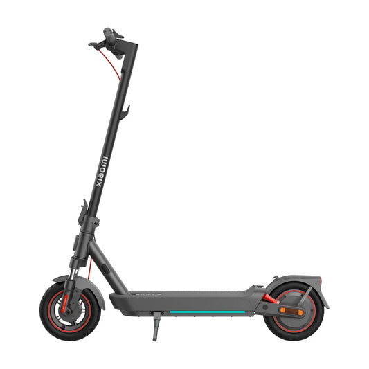 Izdelek je električni skiro, znamke Xiaomi, model 5 Max GL. Na sliki je prikazan skiro v stranski perspektivi, ki ima črno zasnovo s svetlo modrimi in rdečimi detajli. Vidni so široki kolesi, krmilo ter platforma za stoječe vožnje. Skupaj deluje moderno in kompaktno, kar nakazuje na enostavno uporabo in prenašanje.