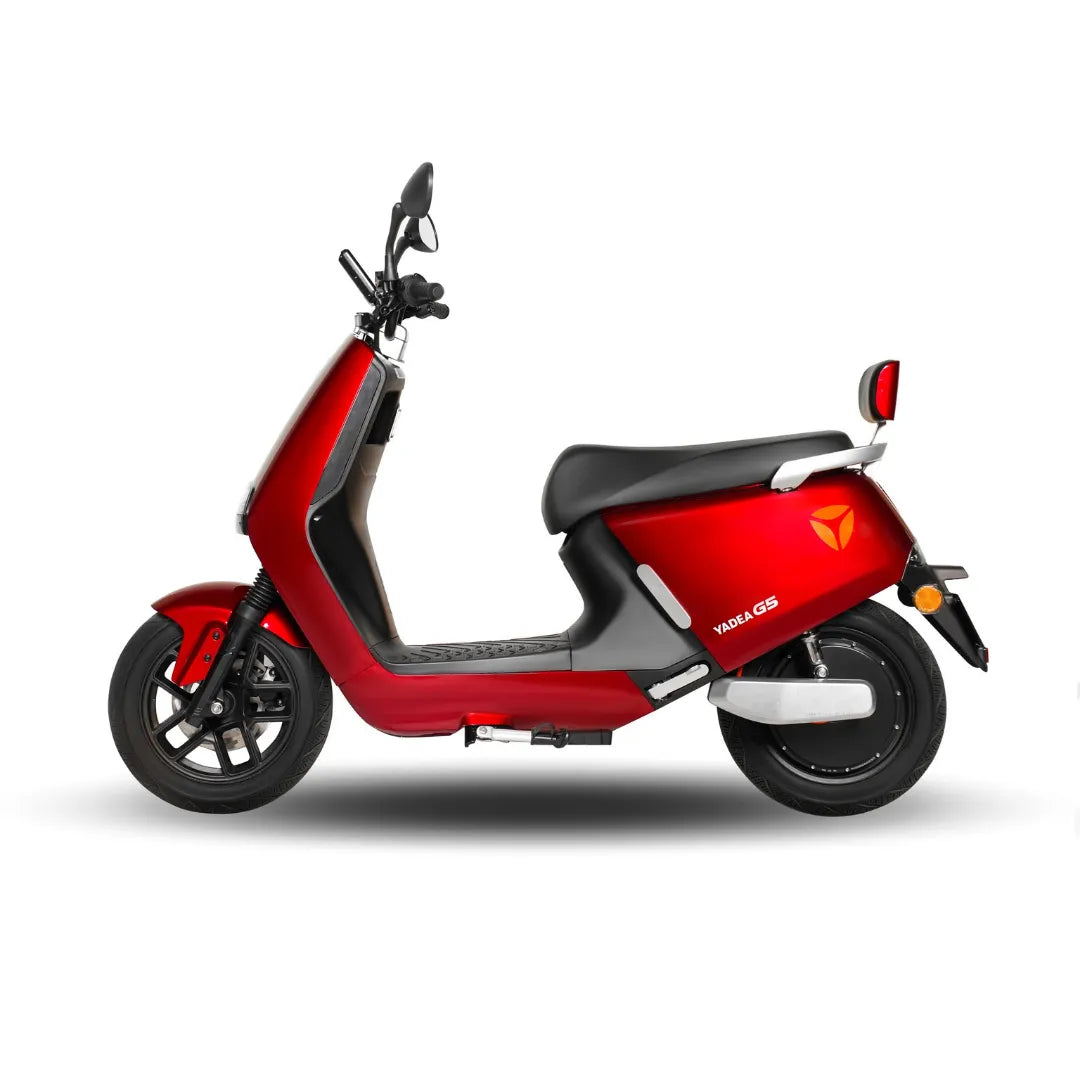 Stranski pogled električnega skuterja Yadea G5 v živahni rdeči barvi z elegantnim dizajnom.