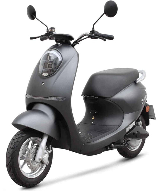Izdelek je električni skuter, znamke Yadea, model C-Umi. Na sliki je prikazan skuter s sodobnim dizajnom, mat črno barvo ter ergonomskim sedežem. Vidni so tudi sprednji žaromet, krmilo s ogledali in široka kolesa, kar nakazuje na udobno vožnjo.