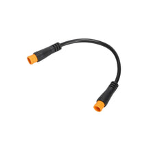 Ukrivljen črn povezovalni kabel za e-kolo z dvema rumenima 3-pinskima moškima konektorjema