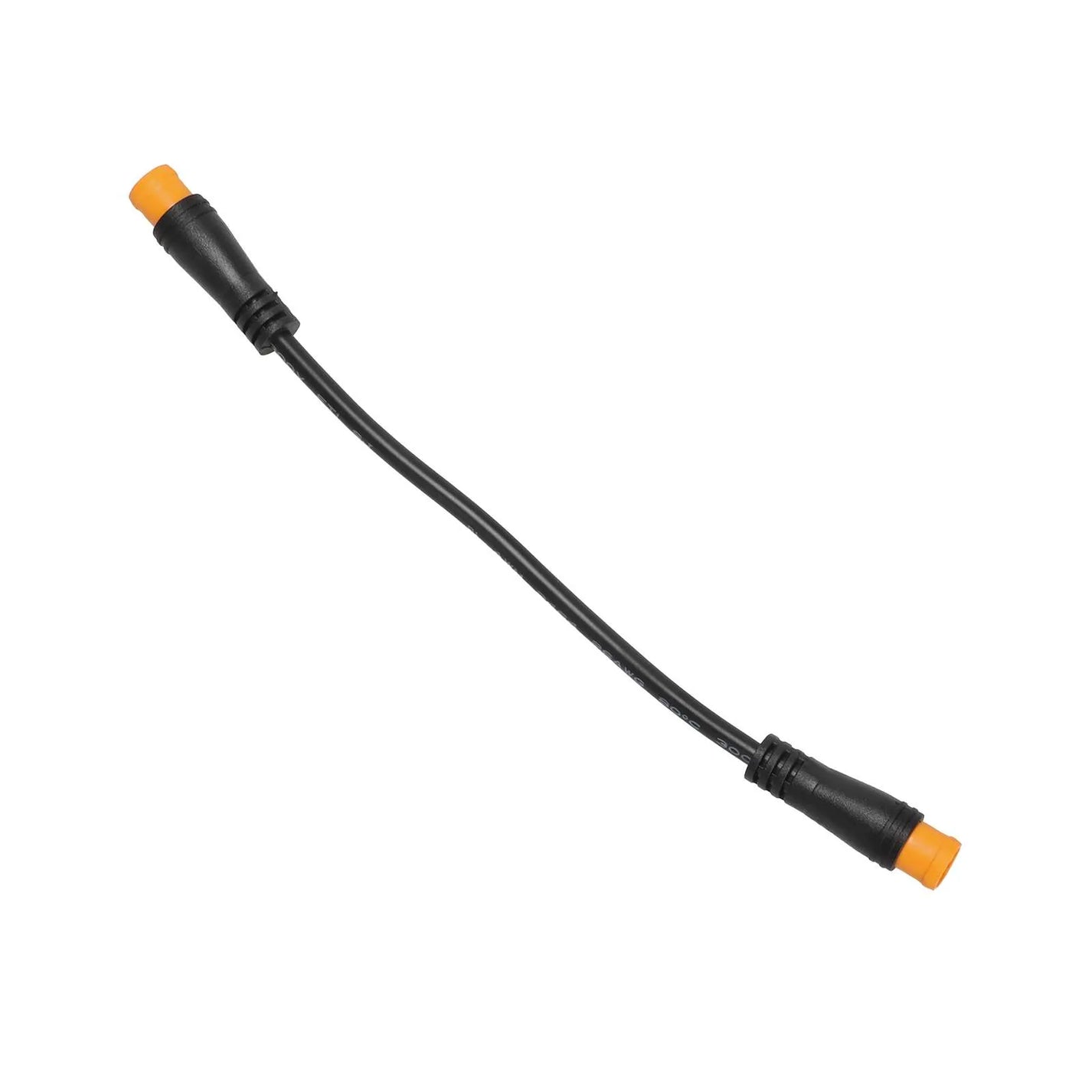 Raztegnjen povezovalni kabel s 3-pinskima moškima priključkoma na beli podlagi