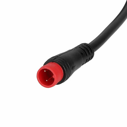 Bližnji posnetek vodotesnega 2-pinskega rdečega priključka električne ključavnice za KuKirin G2 Pro