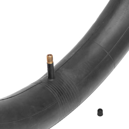 Bližnji posnetek ravnega medeninastega avto ventila s plastično kapico na zračnici EXCEL za ENGWE L20 3.0 Pro.